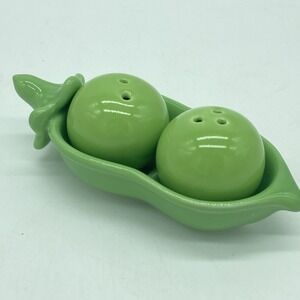 Kate Aspen Two Peas in a Pod Salt & Pepper Shakers Set Ceramic Green Novelty
